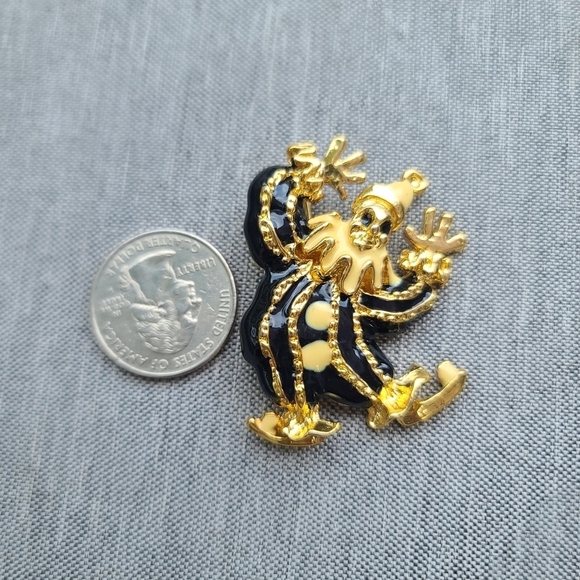 Vintage Jester Enamel Gold Tone Brooch Pin - Picture 2 of 3